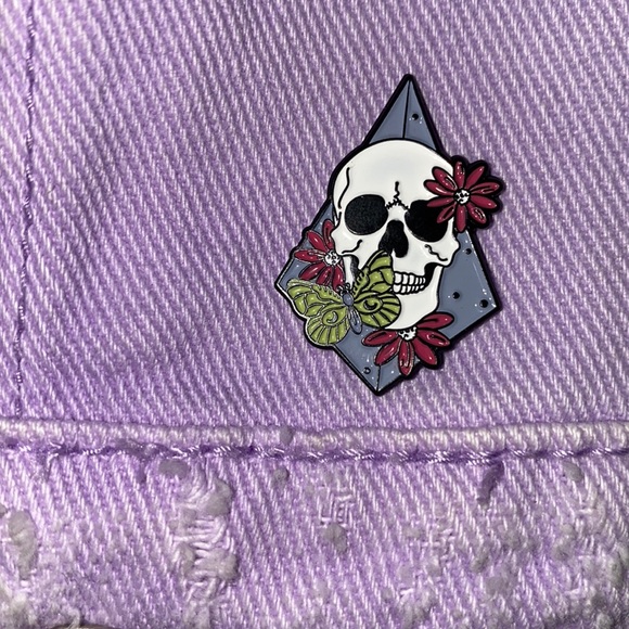 🦋 Floral Skull Enamel Pin - Picture 2 of 5